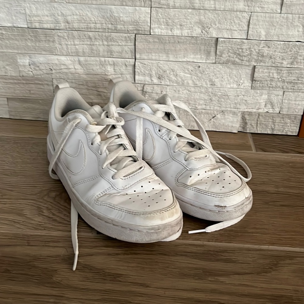 Used Air Force 1’s. US Size 5Y, UK 4.5, EUR 37.5, cm 23.5. Barely Worn